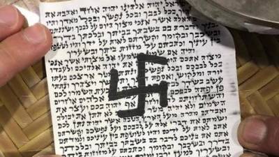 Свастика обнаружена в мезузе берлинской синагоги "Великолепие Израиля"