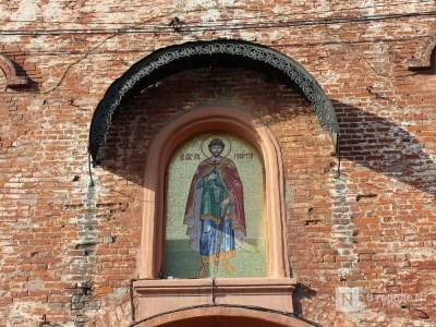 Мозаичную икону установили на башне Нижегородского кремля
