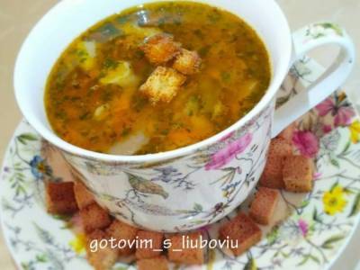 «Готовим с любовью»: Грибной суп с фасолью и сухариками