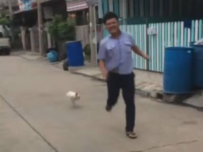 Мужчину на улице атаковала курица: пришлось убегать