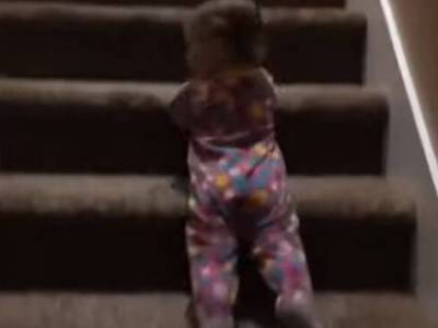 Ленивая девочка придумала опасный способ спускаться по лестнице
