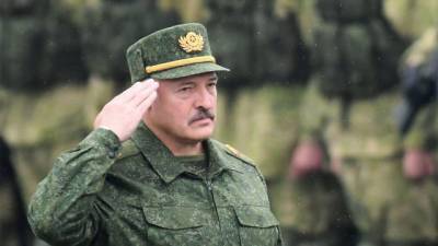 Лукашенко опроверг информацию о поставках военных грузов в Азербайджан