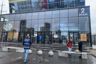 Нарушения соблюдения мер по коронавирусу выявили в 121 магазине Петербурга