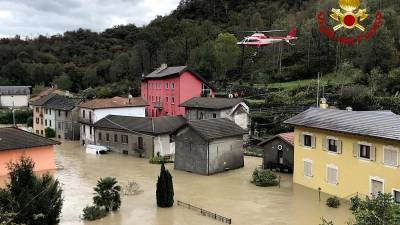 Наводнения во Франции и Италии: потоками воды смывало целые дома