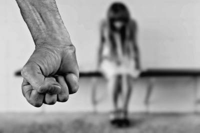 Жительницу Карелии пытался изнасиловать беззубый мужчина: его ищет полиция