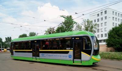 В Екатеринбурге столкнулись легковушка и трамвай