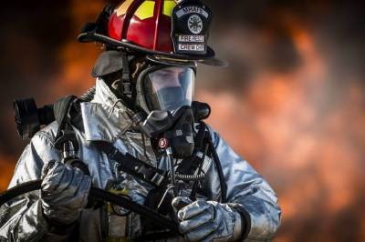 Пожарные спасли 12 человек из горящего дома в Хабаровске
