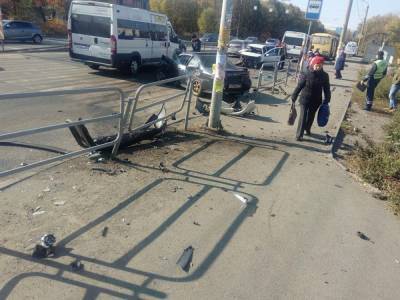 В Челябинске легковушка после ДТП снесла дорожный забор. Есть пострадавшие