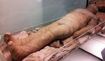 В Египте археологи открыли 2600-летний саркофаг перед журналистами