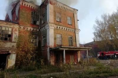 В Ивановской области сгорела крыша большого здания