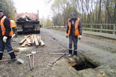 Проломившийся от автобуса мост начали восстанавливать в Хабаровском крае