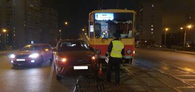 В Екатеринбурге из-за ДТП в трамвае опрокинулась коляска с младенцем, он получил травмы