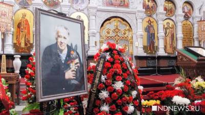 Неизвестные украли портрет Владислава Крапивина, установленный на его могиле