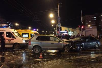 Лобовое столкновение автомобилей произошло на перекрёстке проспекта Кольский и улицы Беринга