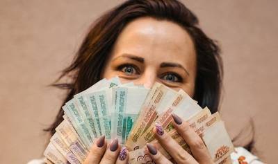 Москвичи ставят рекорды по зарплатам: провинции их никогда не догнать