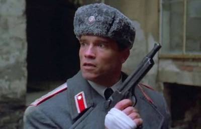 Что за странный пистолет был у героя Арнольда Шварценеггера в «Красной Жаре»