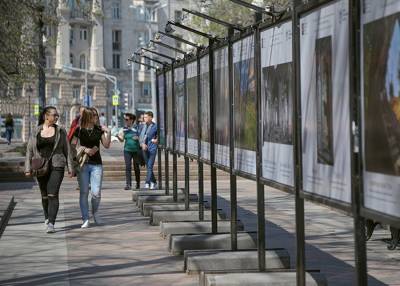 Фотовыставки ко Дню учителя открылись на бульварах в центре столицы