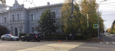 Внедорожник сбил девушку на пешеходном переходе в центре Петрозаводска