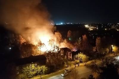 Вечером в Твери рядом с жилым домом горели сараи