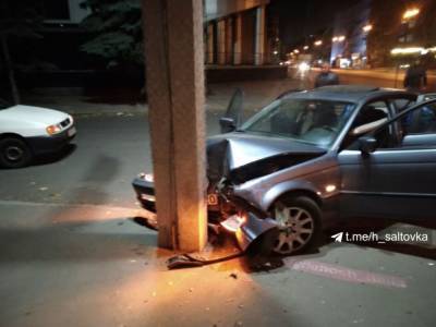 В центре Харькова водитель BMW протаранил столб