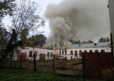 Сотрудники МЧС локализовали возгорание на территории усадьбы "Пехра-Яковлевское"