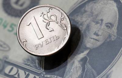 Рубль подорожал к доллару вслед за растущими котировками нефти