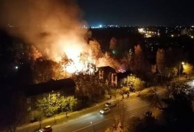 В Твери на улице Бориса Полевого сгорели деревянные сараи