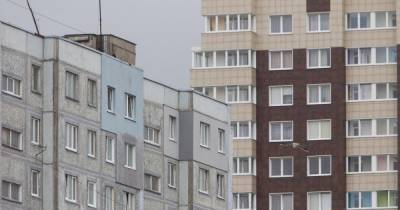 В Калининграде на ул. Эпроновской с балкона многоэтажки выпал 33-летний мужчина