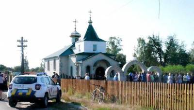 В Волынской области священники УПЦ защитили храм от ПЦУшников