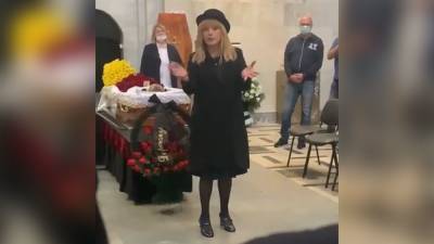 Пугачева в шляпе, но без маски приехала в крематорий на похороны Кальянова