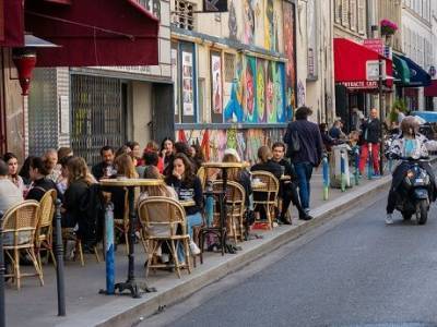 В Париже закрываются бары и рестораны из-за COVID-19