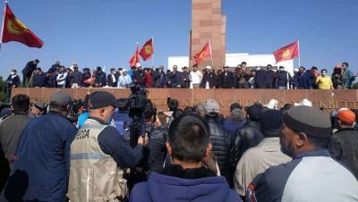 В Бишкеке проходит митинг представителей партий, проигравших на парламентских выборах