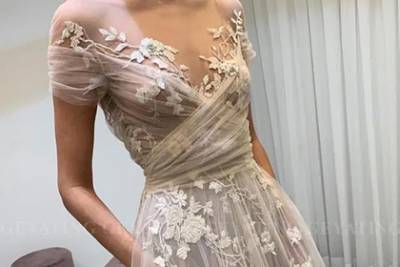 Невесту пристыдили за просвечивающее грудь свадебное платье