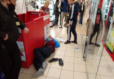 В Запорожье вор пытался обокрасть магазин и ударил молотком сотрудницу