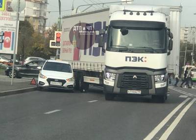 Движение общественного транспорта на участке Коровинского шоссе заблокировано после аварии
