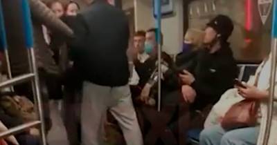 Москвич набросился на покашлявшую без маски женщину в метро