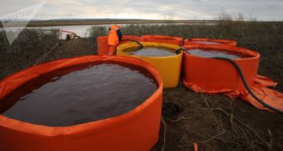 На одной из рек в Риге обнаружено нефтяное пятно