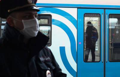 В метро Москвы мужчина напал на женщину без маски за кашель
