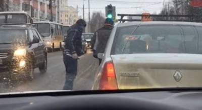 "Выпустил обойму в людей": таксист устроил стрельбу в Ярославле
