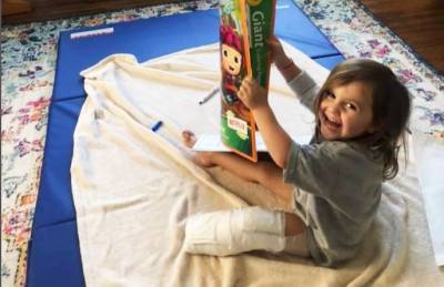Мать предупреждает об опасности газонокосилок после того, как ее 3-летняя дочь потеряла ногу