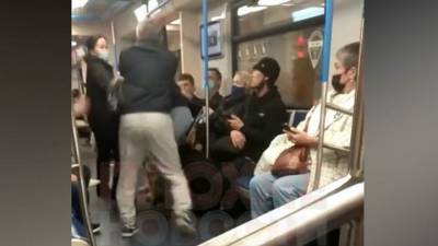 Пассажир московского метро набросился на кашлявшую женщину без маски