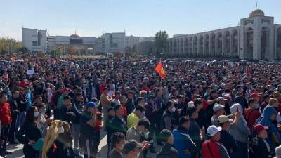 В центре Бишкека собралась оппозиция