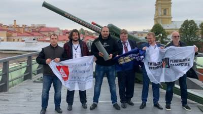 Учителей РФ поздравили полуденным выстрелом пушки Петропавловской крепости