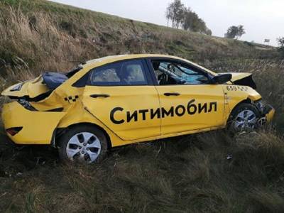 В Смоленской области автомобиль такси вылетел с дороги и перевернулась