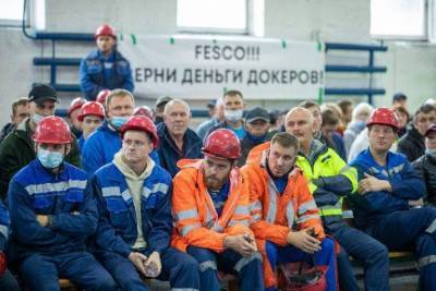 Митингующие докеры ВМТП забросали касками президента FESCO и гендиректора порта