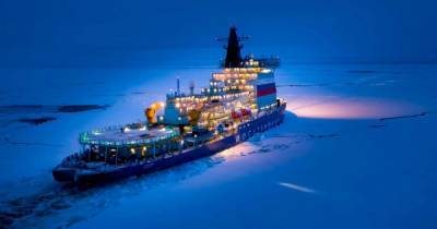 Появились фотографии ледокола "Арктика" на Северном полюсе