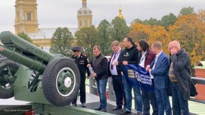 Полуденный выстрел пушки в Петербурге прогремел в честь Дня учителя