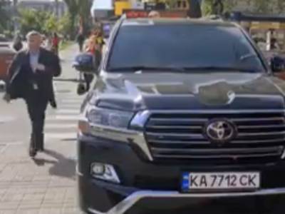В центре Киева внедорожник Toyota припарковался на переходе