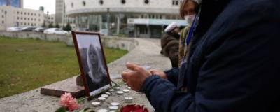 Новосибирцы зажгли свечи в память о погибшей журналистке Ирине Славиной