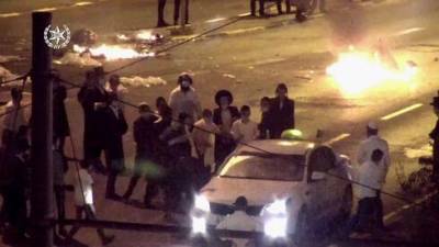 Камни и горящие баки: столкновения ортодоксов с полицией в Иерусалиме - видео